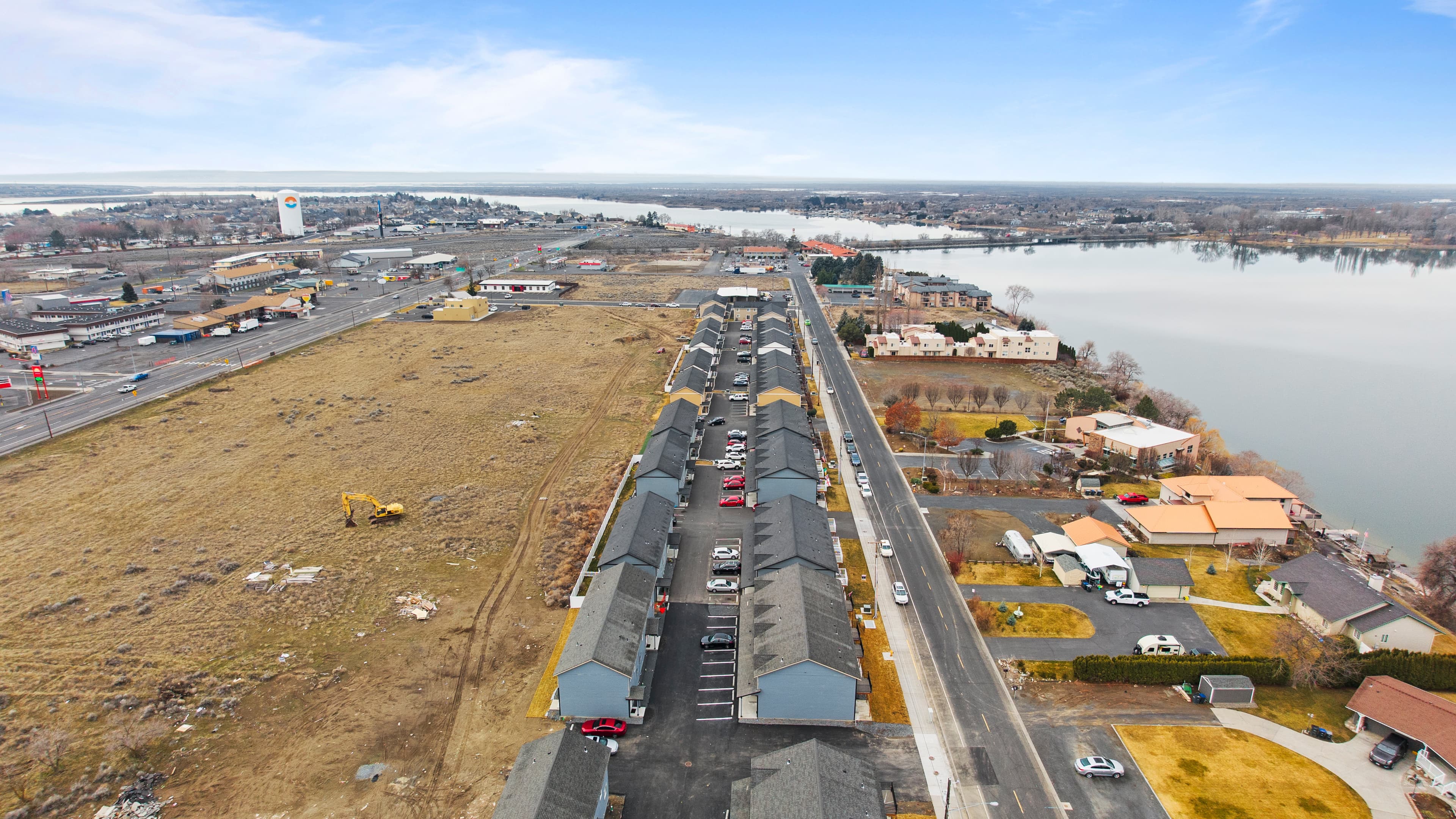 Aerial neighborhood context around Marina Shore Villas, Moses Lake