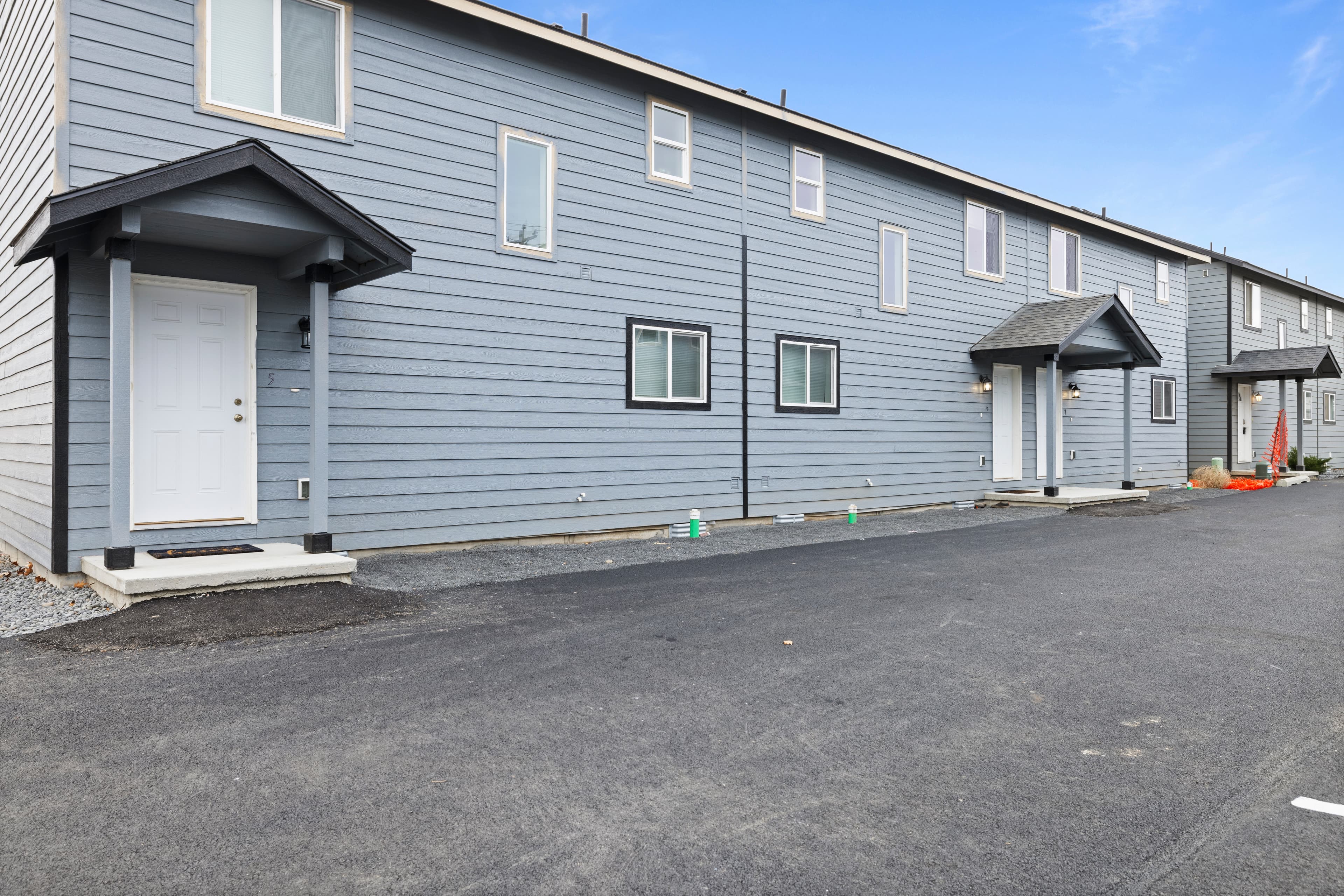 Townhomes for Group14 Technologies Employees in Moses Lake — Wide exterior view of Marina Shore Villas townhomes in Moses Lake, WA